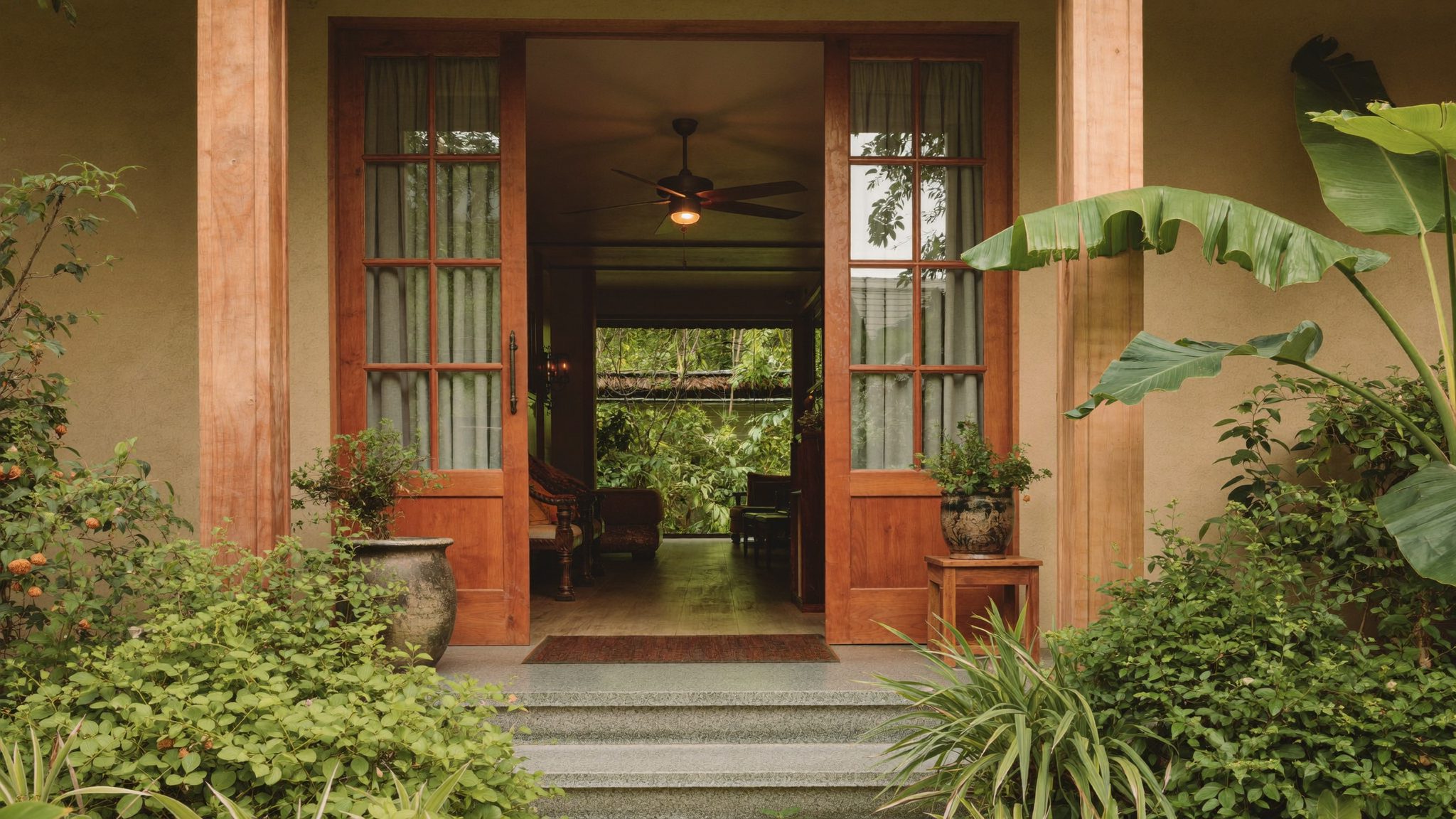 Pintu masuk rumah tropis dengan taman di Ciumbuleuit, Bandung
